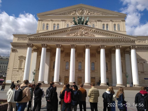 Студенты факультета УИС провели пешую экскурсию по английским местам Москвы для первокурсников